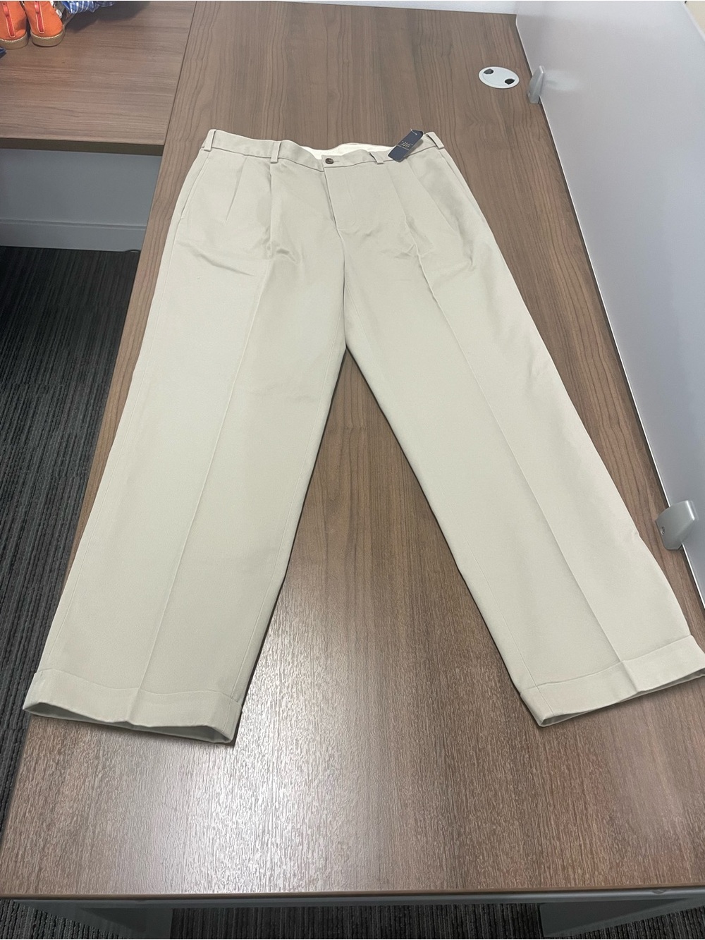 NWT Brooks Brothers 346 Advantage Pleated Elliot Chinos in Light Cream size 35